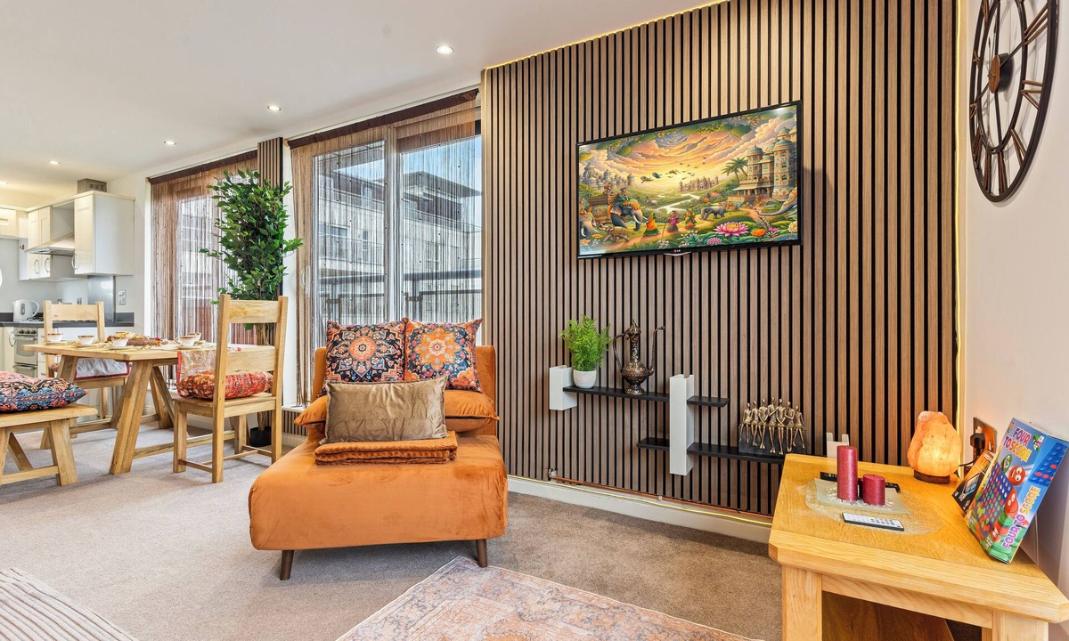 Oadby Apartment | DESI Suite - Free Parking | Balcony