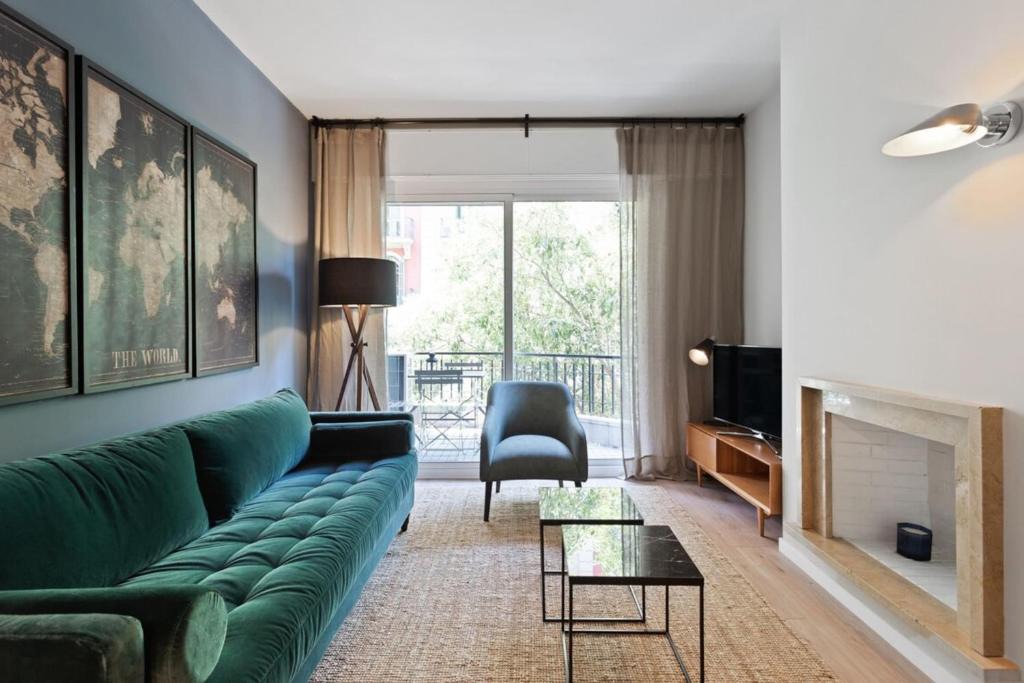La Nova Esquerra de l'Eixample Apartment | Designer 4 Bedroom Apartment with Balcony near Plaça Catalunya
