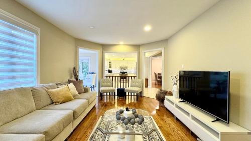 East Credit House | Designer 4BR Retreat, Luxe Living & Family-Friendly Fun