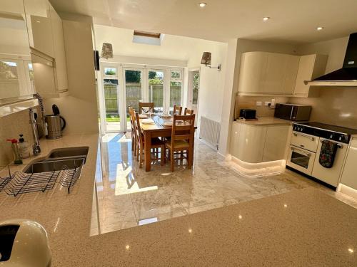 Colchester House | Detached, 4 Double Rooms, 2 En-Suites, 5 Car Parking