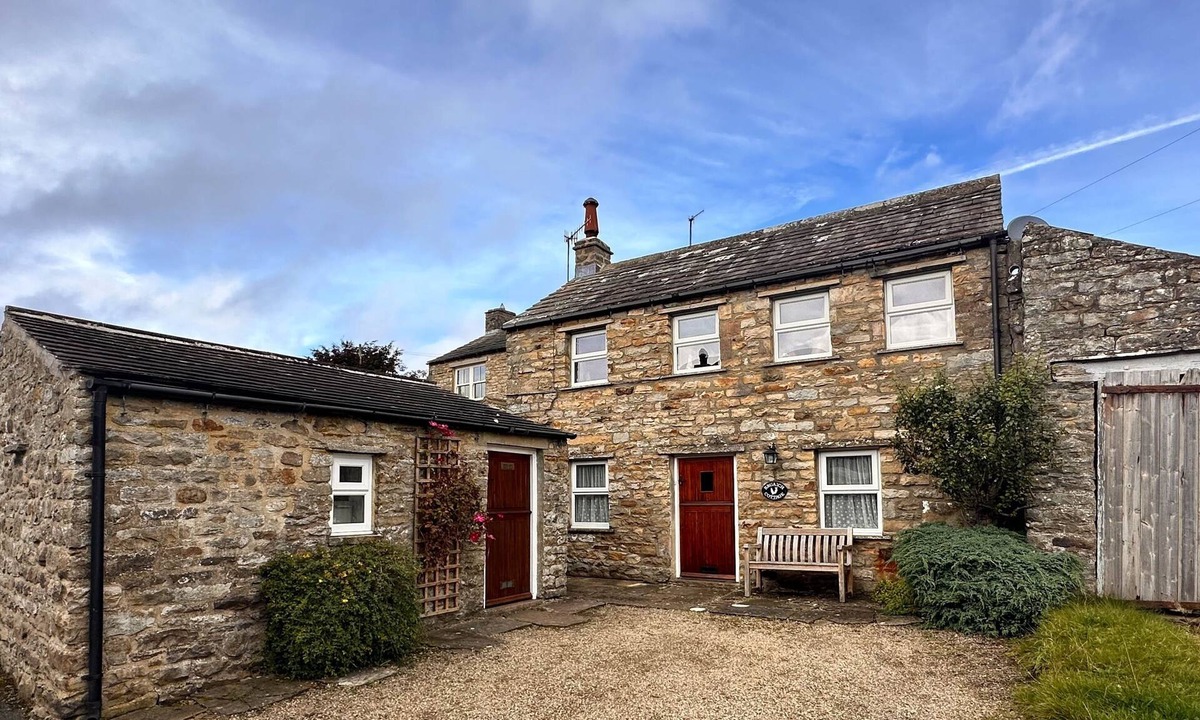 Worton Cottage | Dog friendly, cosy cottage w/free Wifi, multi fuel stove & pub nearby