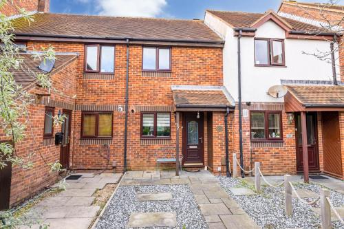 Poole House | Dolphin Cottage - Short walk to Poole Quay with Private Garden
