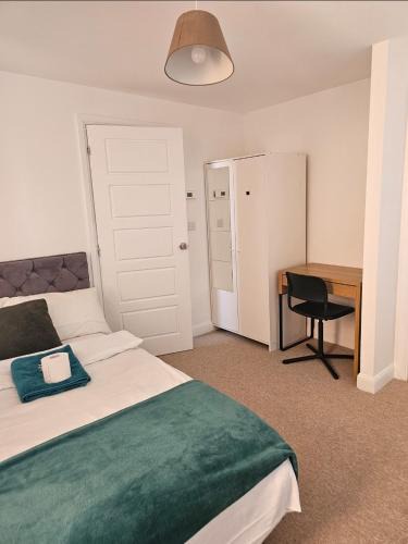 Dartford House | Double Bedroom in Dartford central- Private Toilet & Bathroom