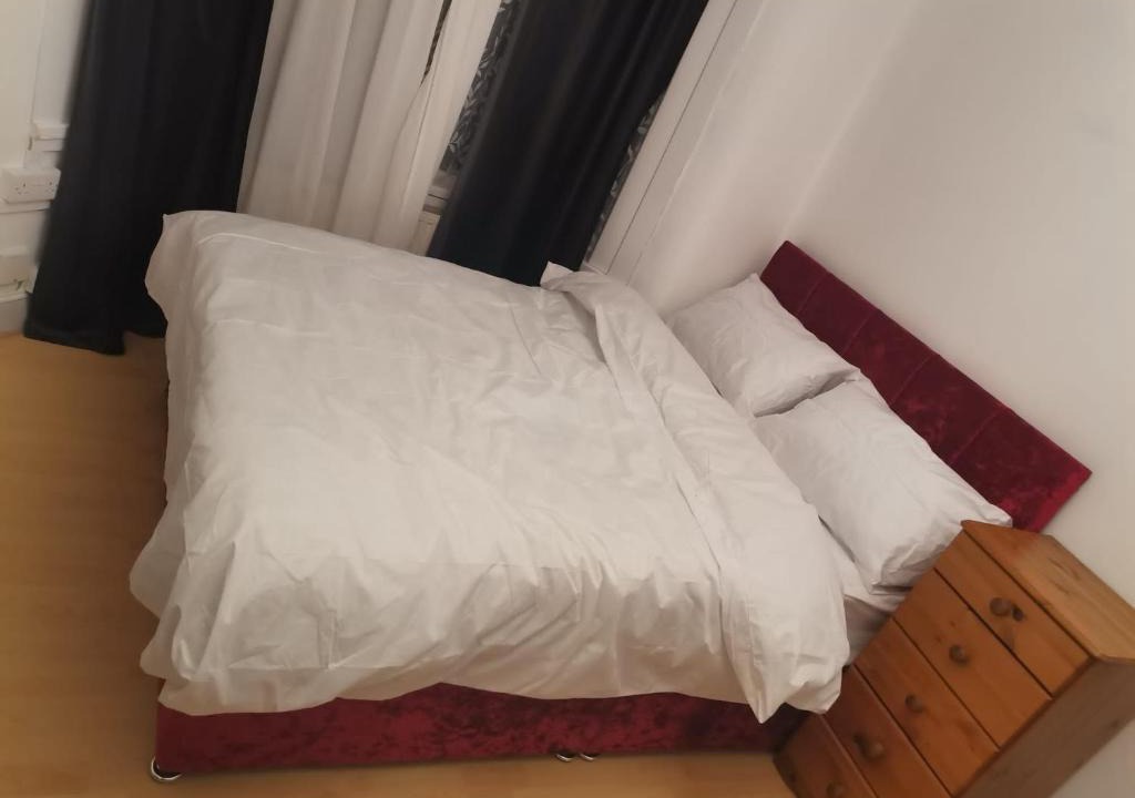 Goodmayes House | Double Room near London Seven Kings Train Station