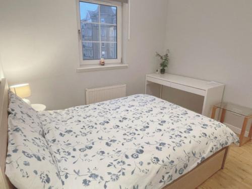 Ellemford House | Double room with private bathroom n parking direct connection to airport train station