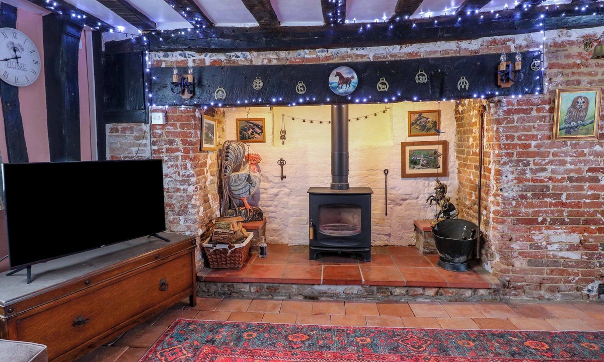 Diss Cottage | DRIFTWAY STABLES RETREAT, with open fire in Diss