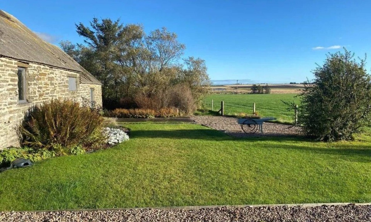 Wick Cottage | Drumdry - a rural that sleeps 4 guests in 2 bedrooms