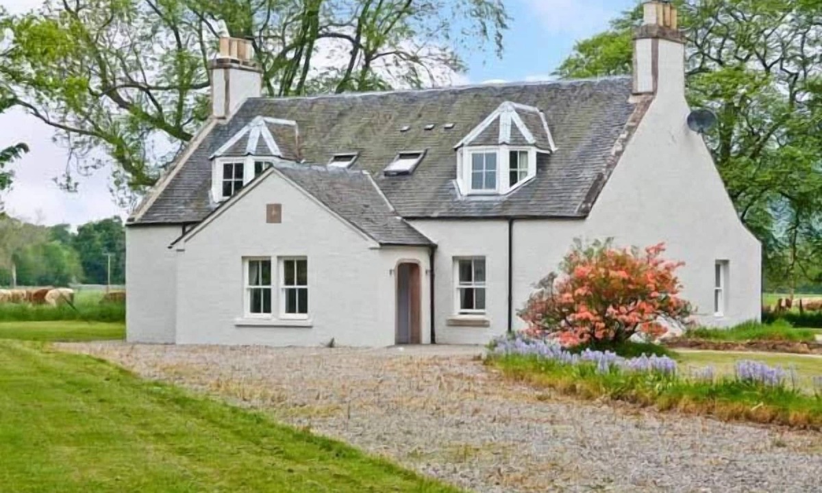 Marybank Cottage | EASTER URRAY FARMHOUSE, pet friendly, with hot tub in Muir Of Ord