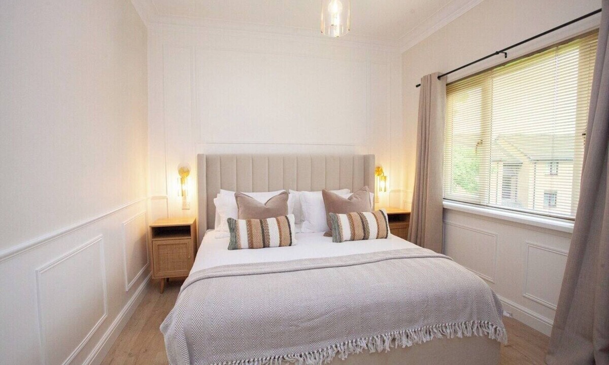 Glasgow Apartment | Elegant 2 Bedroom Flat in Giffnock