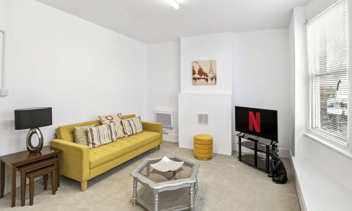 Grange Apartment | Elegant 3BR | Short London Commute | Fast Wi-Fi