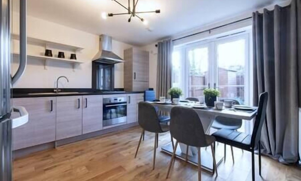 Liberton House | Elegant 4BR Home | Parking | City Centre | Sleeps7