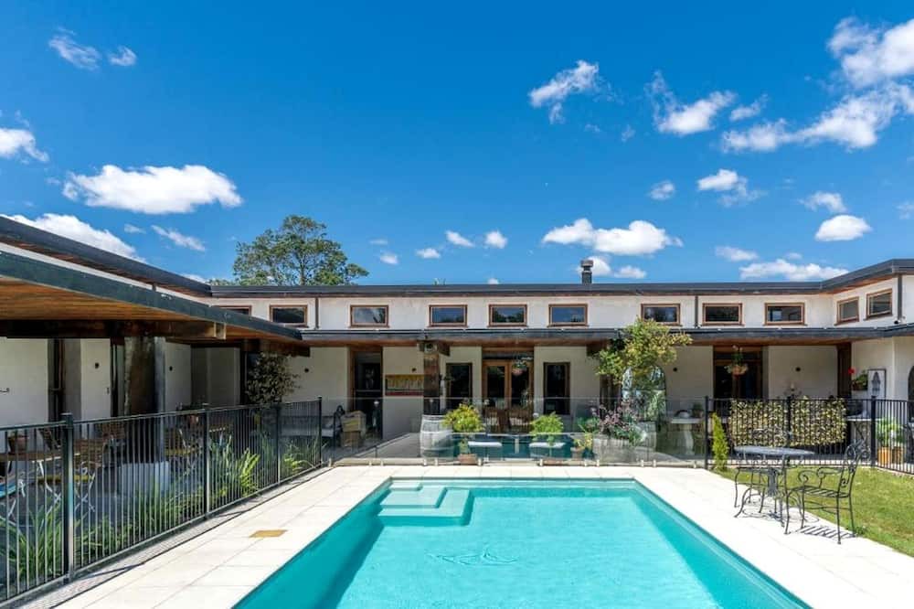 Springlands Cabin | Elegant Suite for Couples near the Wairau Valley, New Zealand