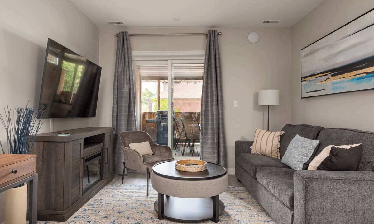 Leslieville Hotel | Elegant Suite w Patio, BBQ Grill!