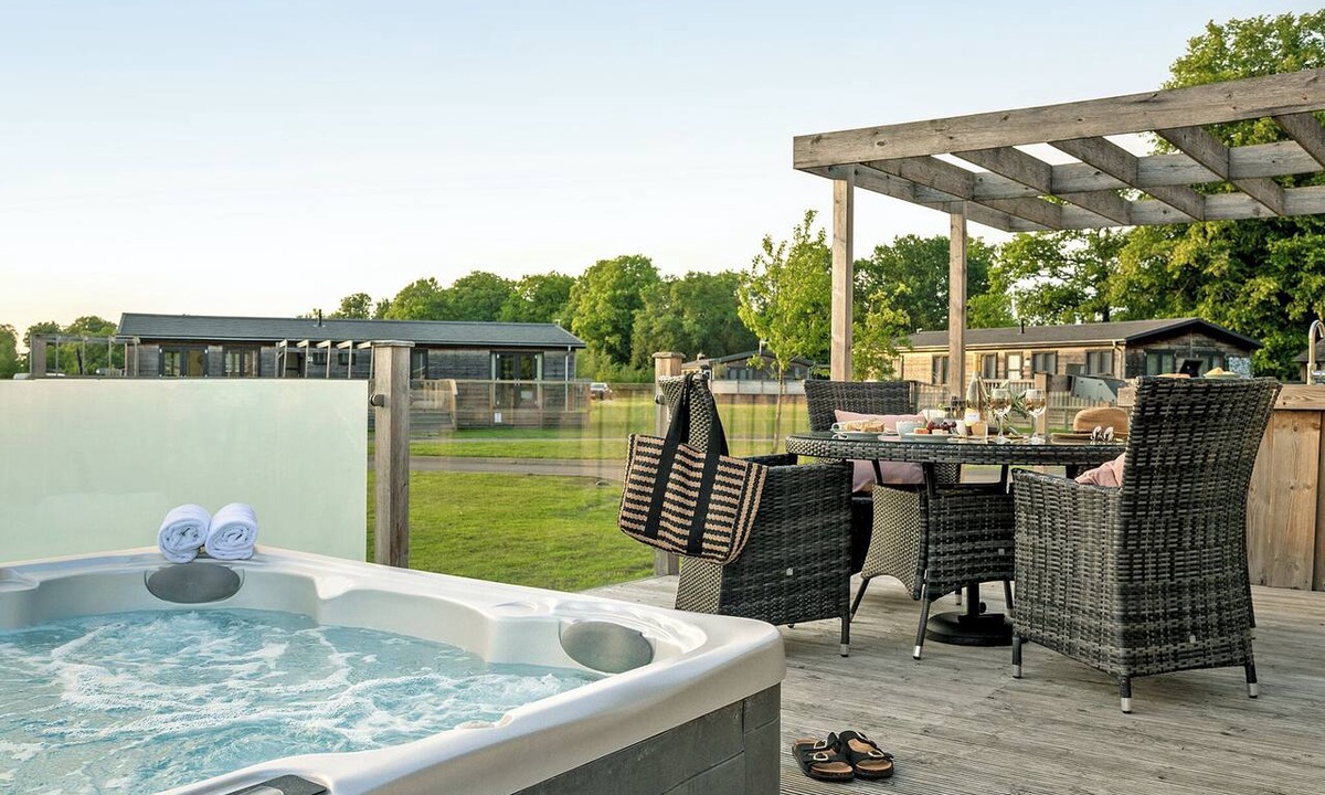 Bury St Edmunds Ski Chalet | Elite Plus Spa Lodge 3