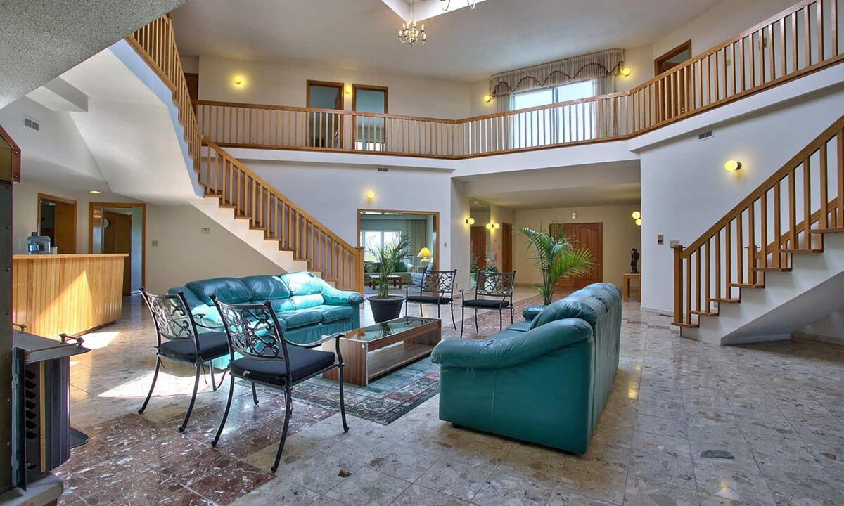 Norval Villa | Embrace Spring in style on 25 acre of land with indoor heated swimming pool!