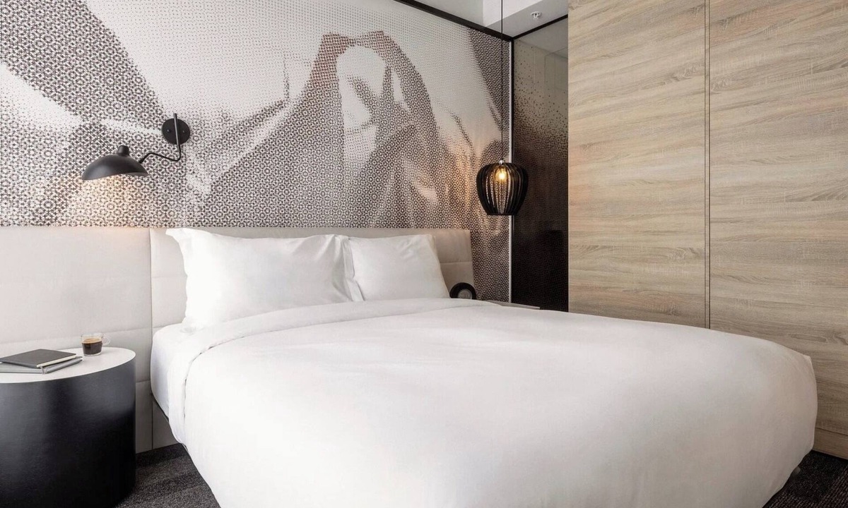 Brossard Hotel | Enjoy Functional Elegance in Spacious Room w/Kitchenette + Dining Table