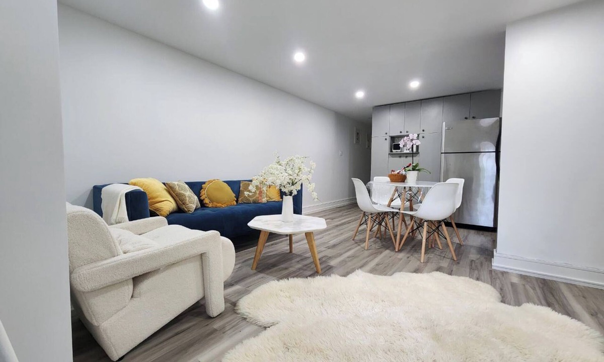 Yonge and Lawrence Apartment | Entire 2BR Apt in Midtown Toronto, walk to Yonge & Lawrence, subway, and shops
