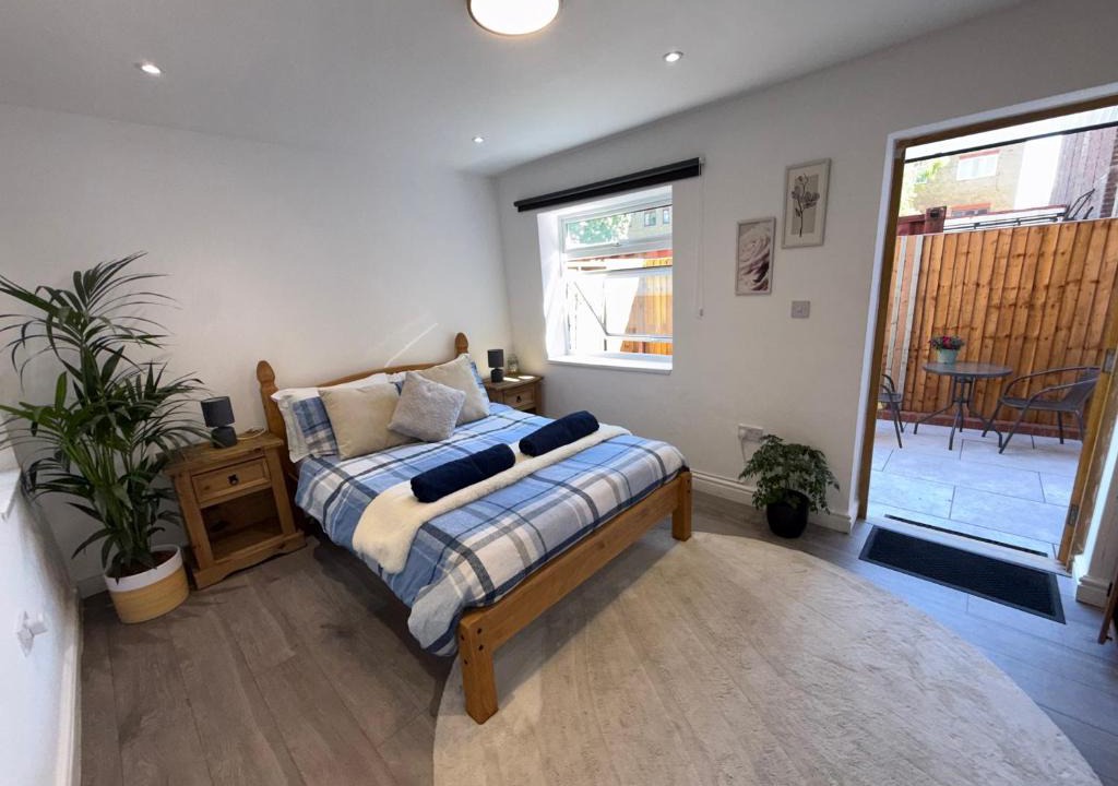 Bow Apartment | Entire Apartment Bright & Spacious with Private Garden Near Victoria Park