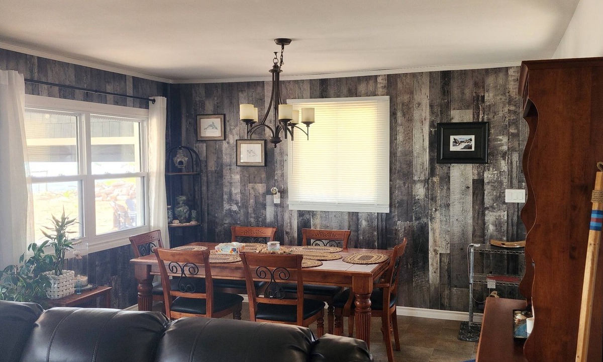 Amherstburg House | Erie Beach Moon. A cozy Waterfront cottage near Amherstburg Ontario
