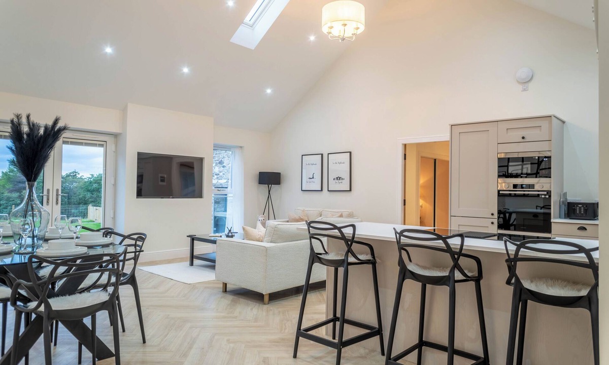 Scaniport House | Essich Park - 2BR - Hot Tub - Wood Burning Stove