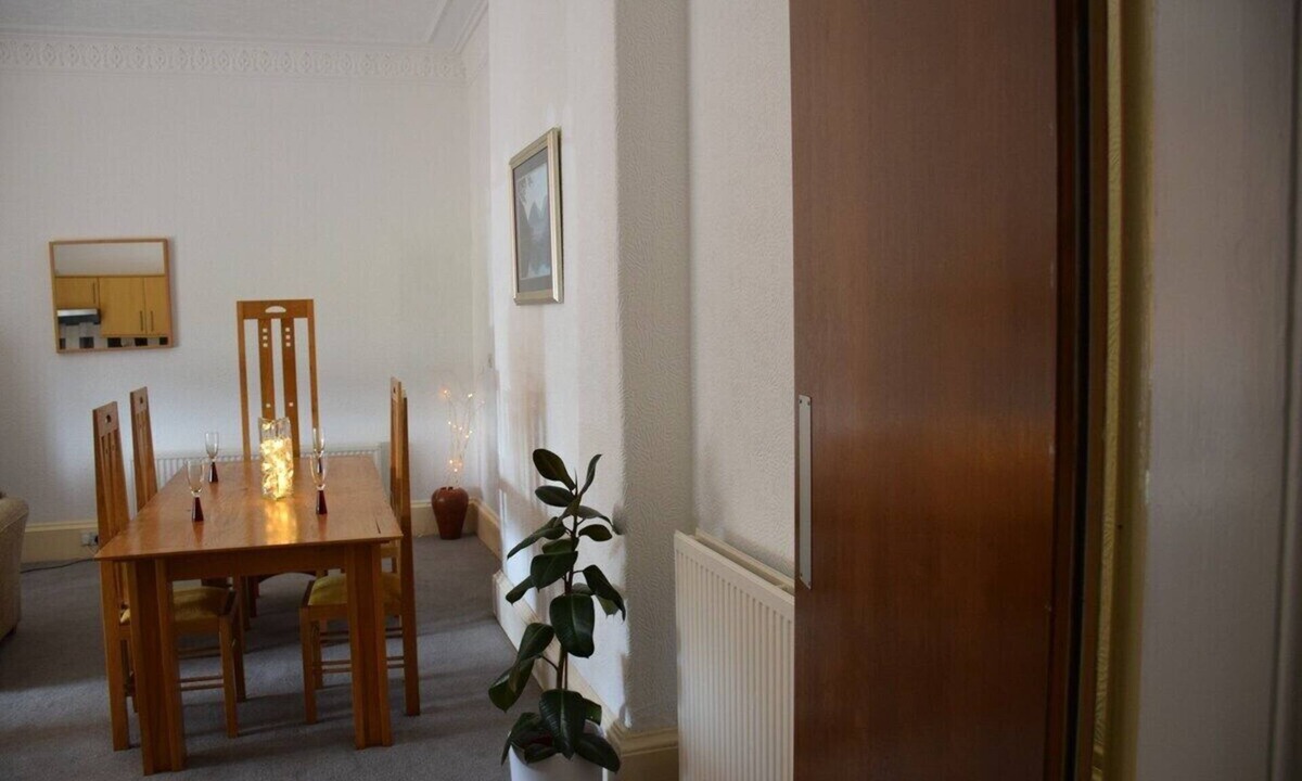 Rothesay Apartment | Ettrick Bay Apartment sleeps 4 with sea views.