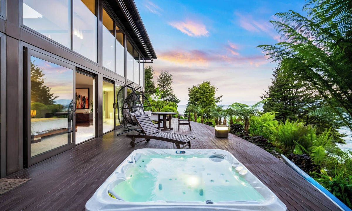 Ngaio Bay Cabin | Exclusive Jacuzzi Suite - Ocean Views, Beach Access & Full-Service Luxury Lodge
