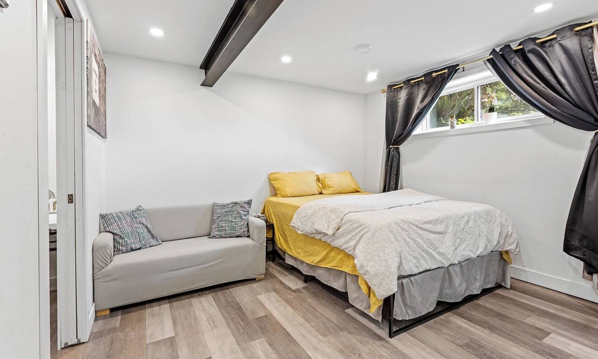 Plateau House | Exquisite Black & White Apartment with Unparalleled Charm