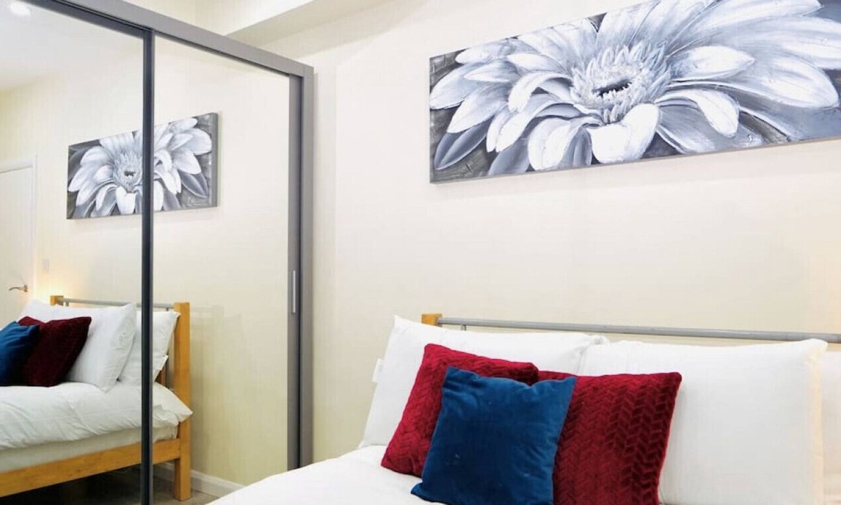 Redbridge Apartment | F3- 690 Cranbrook Rd · Stunning Apt | Free Parking | Private Garden