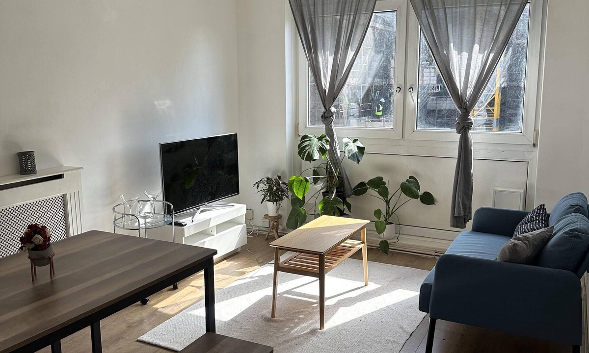 Custom House Apartment | Fab Excel London flat, warm cosy Liz Line