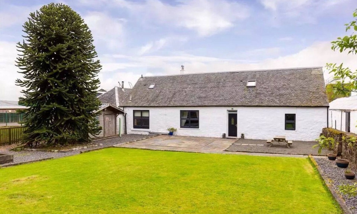 Paisley Cottage | Fabulous 4-bedroom 2.5 bathroom cottage in charming Paisley/Glasgow