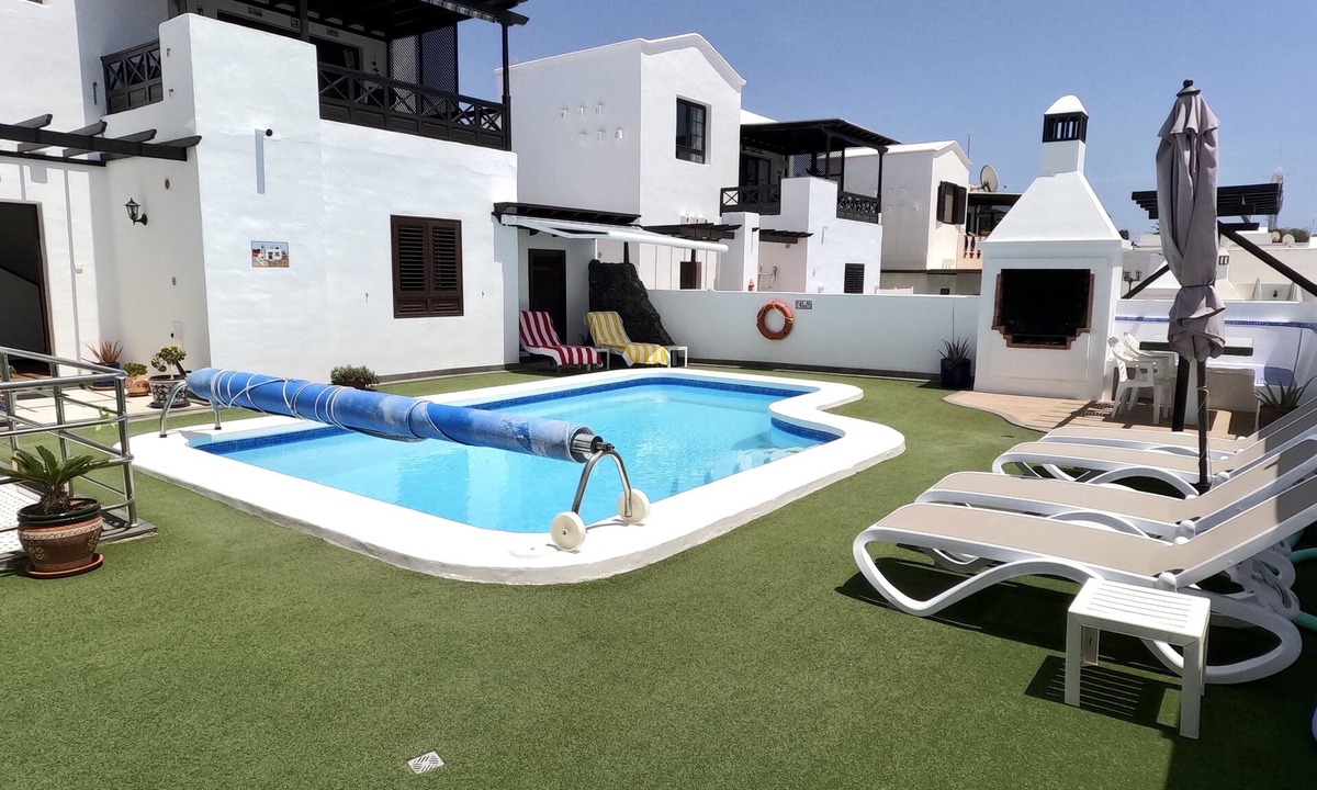 Puerto del Carmen Villa | Fabulous Detached Villa in Premier Location, Full Air Con, Heated Pool, Wi-Fi +