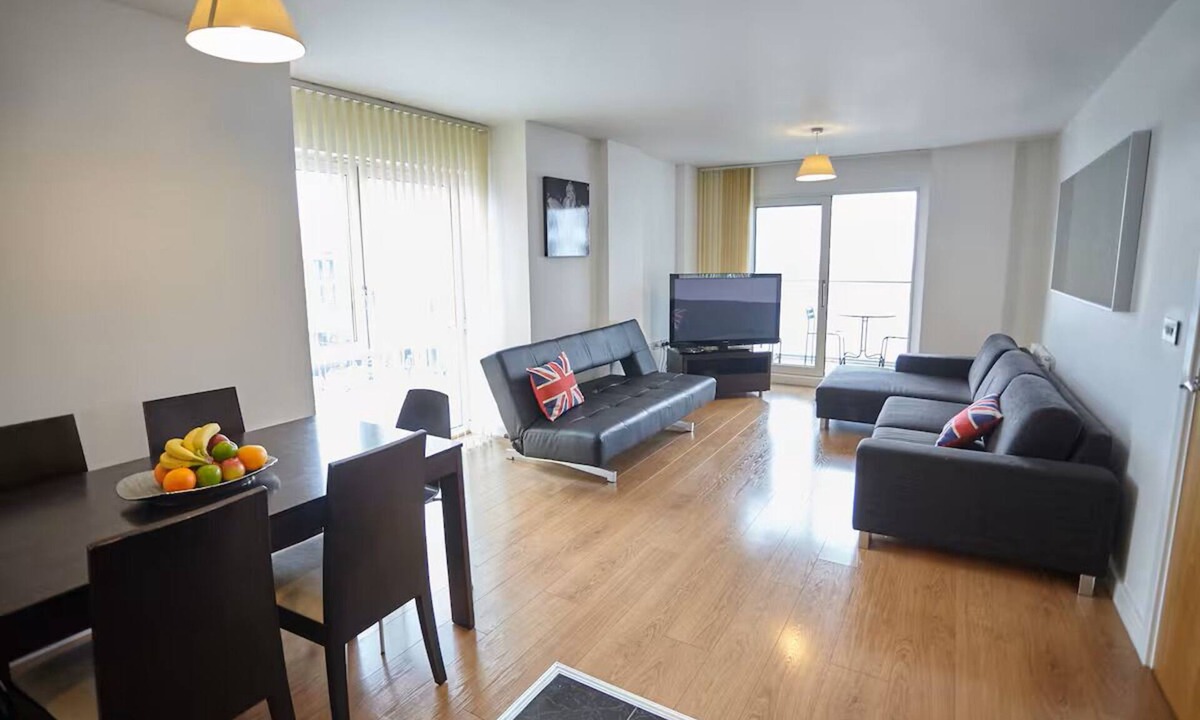 Peninsula Apartment | Family 3 Bedroom Flat on the Thames near O2