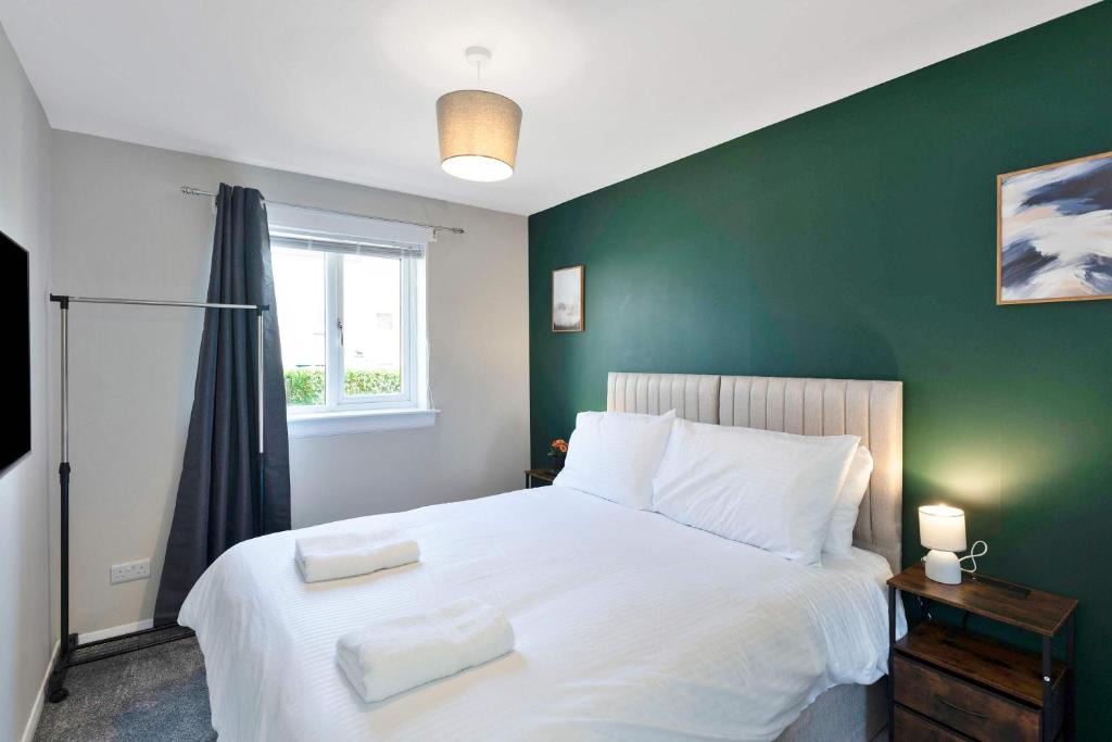 Livingston House | Family & Contractor Stay - Parking - Nr Edinburgh