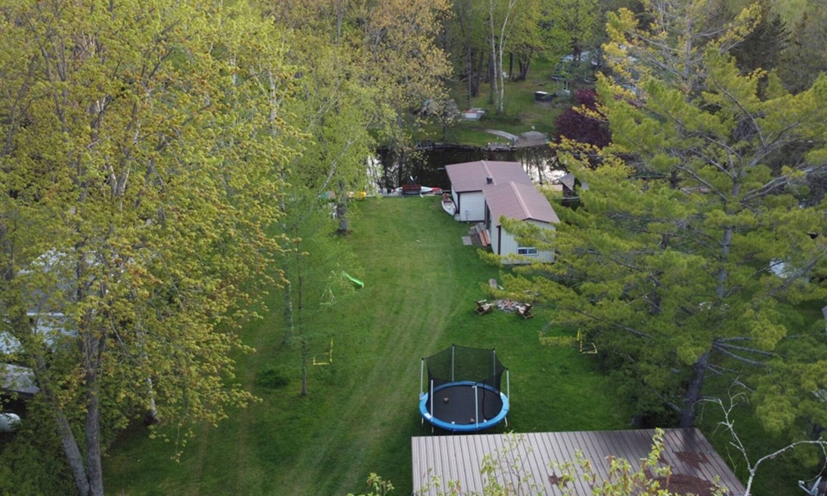 Isaacs Glen Cottage | Family Cottage with Large Yard & Lake Access