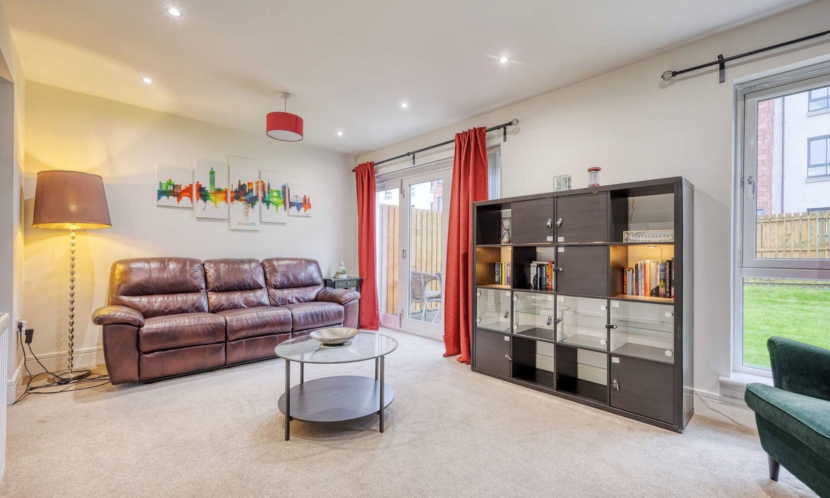 Polmadie Apartment | Family getaway home in Southside Central