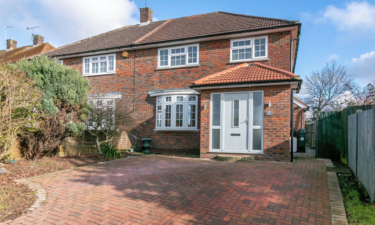 Borehamwood House | Family Home with Driveway Parking, Sleeps 6, Contractors & Families Welcome