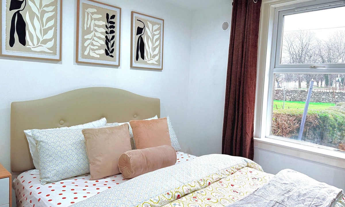 Longcroft Apartment | Family Retreat Home | Parking | Gardens | Sleeps 6
