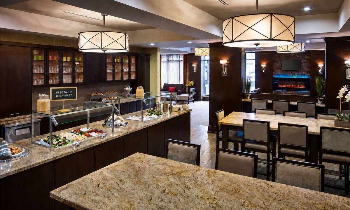 Central Hamilton Apartment | Family Suite w/ Full Kitchen | Free Hot Breakfast