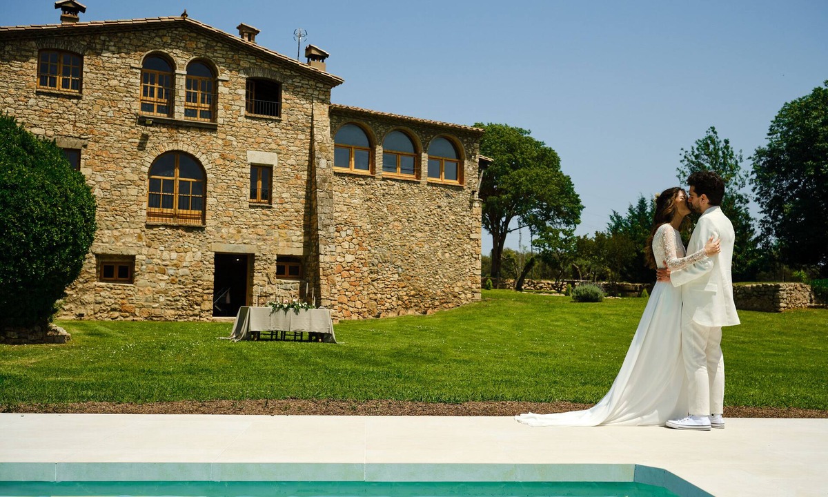 Serinya House | Fantástica Masía Rodeada de más de 10.000 m2 de Jardín con una Preciosa Piscina