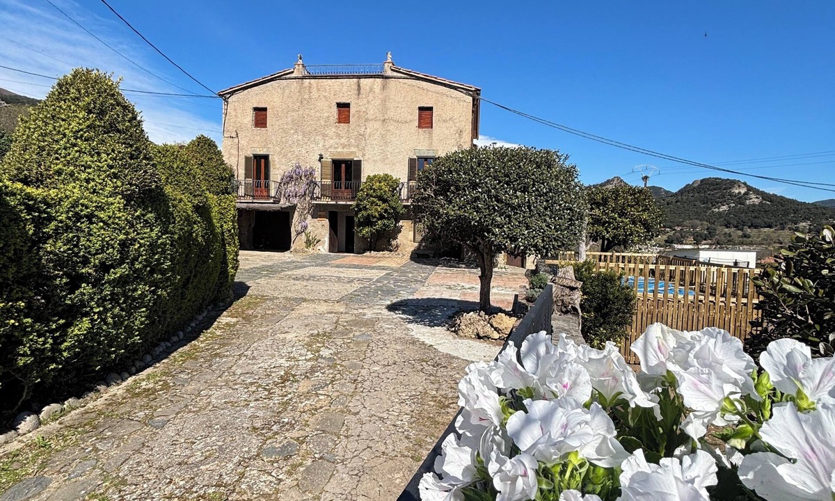 Les Planes d'Hostoles Cottage | Farmhouse with swimming pool in the landscape of the Volcanic Zone of the Garrotxa.