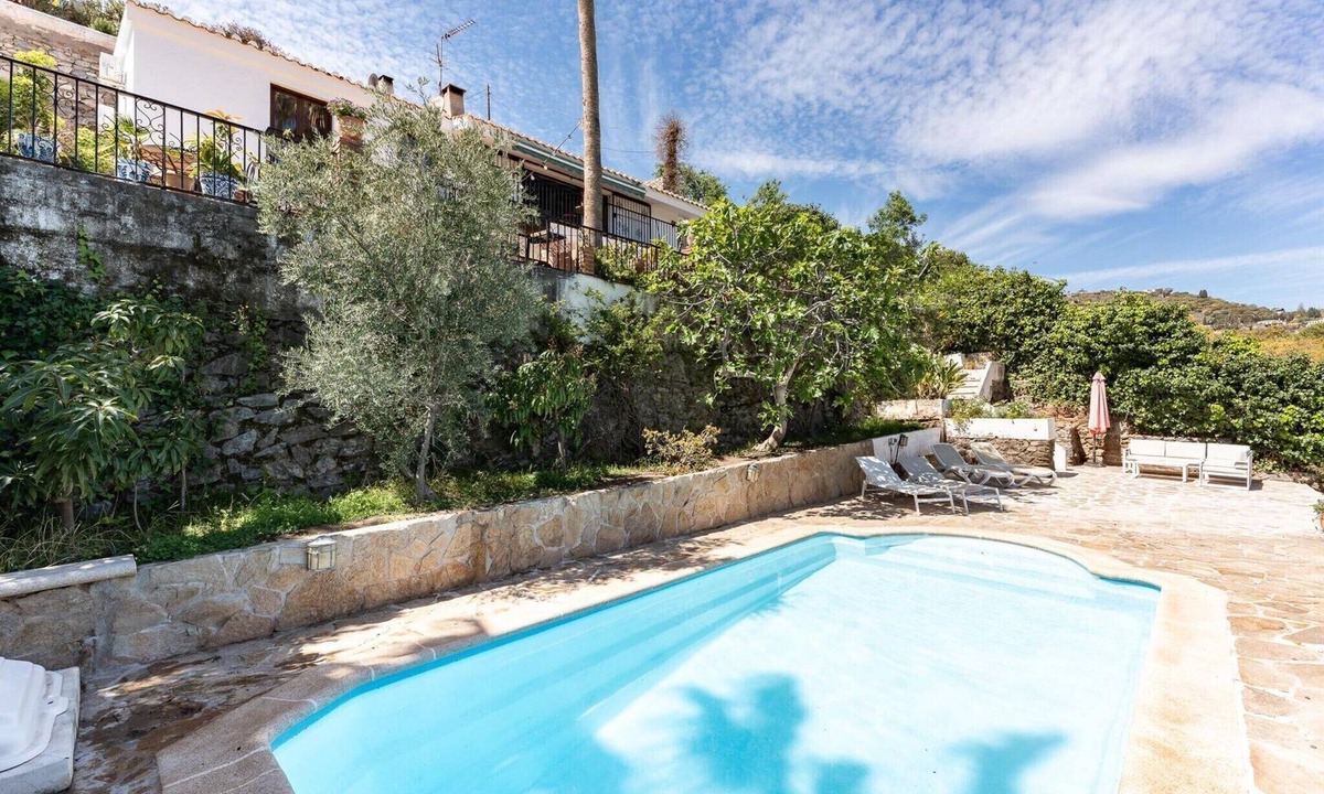 Velilla-Taramay Villa | Faro's Sun Beach Villa in Almuñecar