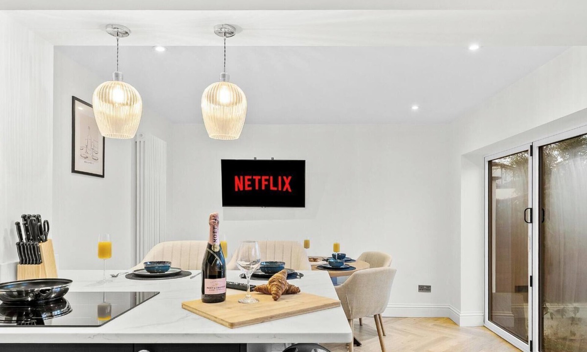 Warrington House | 🚐 Fast WiFi | 3 Van free Parking | Contractors, Relocators & Short Stays