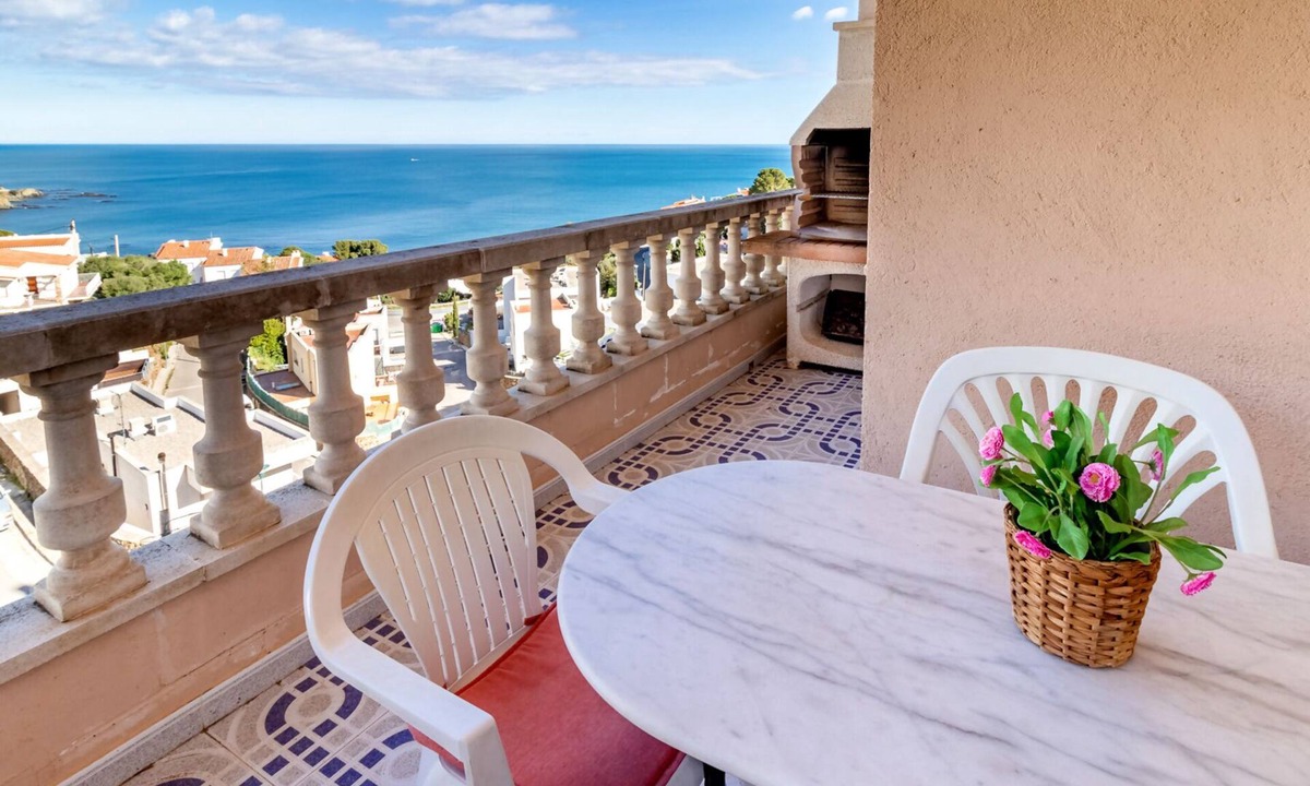 Llanca Apartment | Fener de Dalt 87 - apartment with wifi and pool