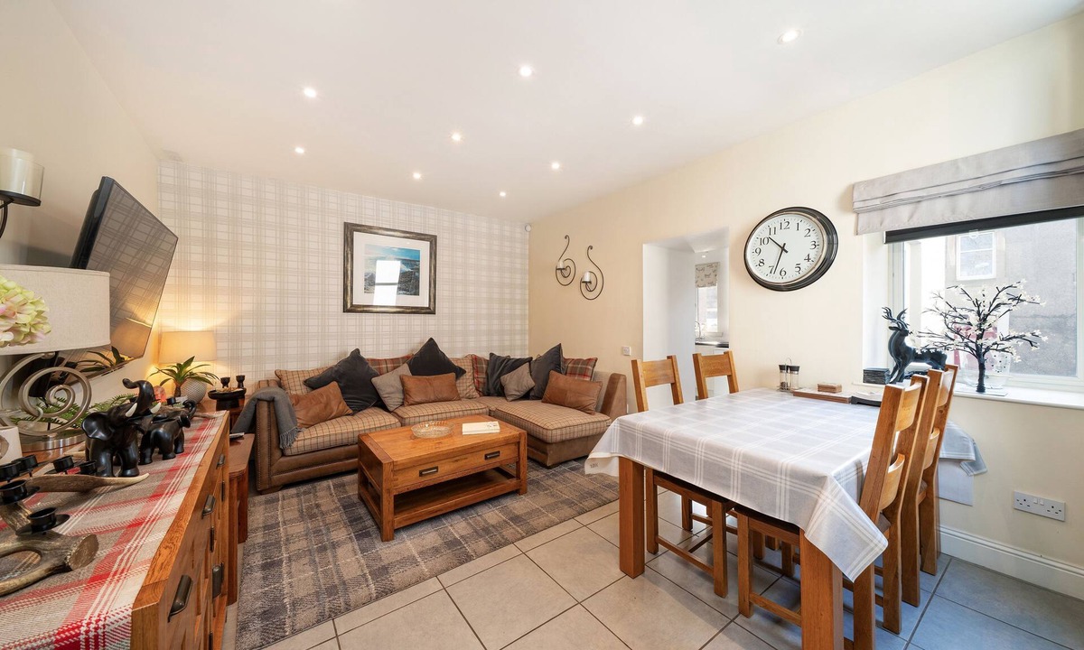 Crieff Cottage | Fionas Cottage - a house that sleeps 6 guests in 3 bedrooms