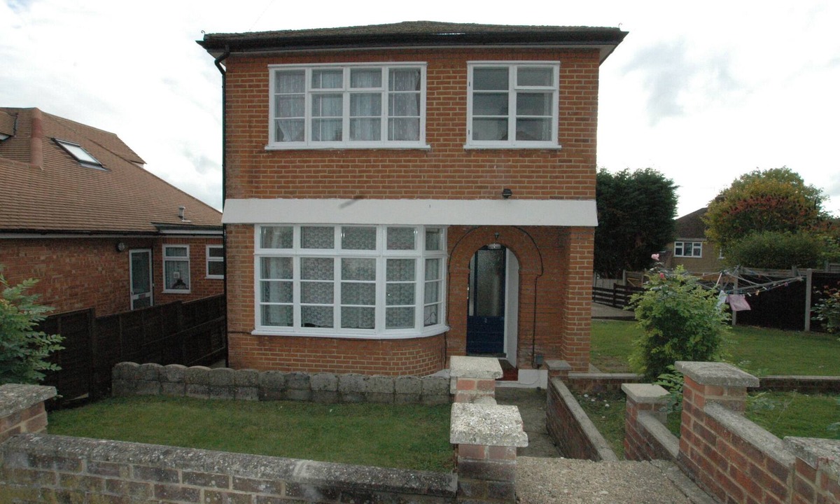 Berkhamsted Apartment | First Floor Studio with seperate double bedroom, within a large detached house.