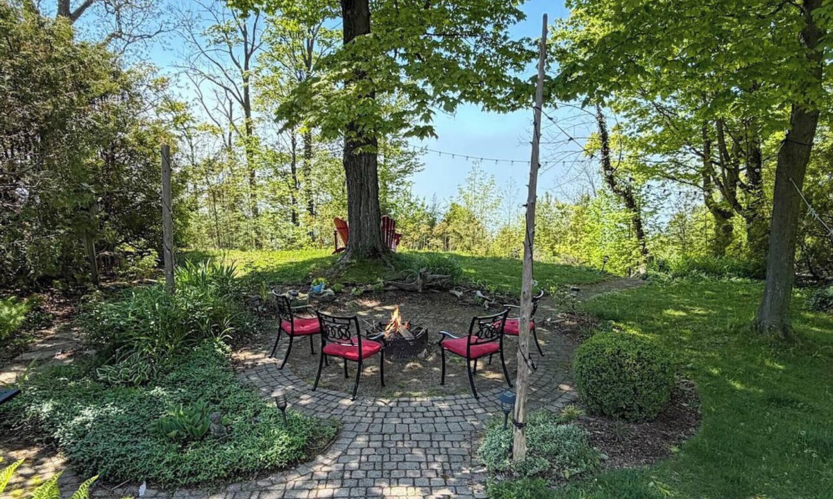Bluewater Cottage | First on Elmslie Oasis, Lakefront