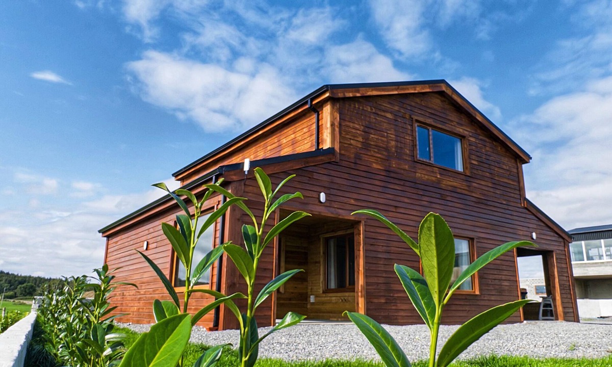Enniskillen Cottage | FISHERMAN LODGE NO 2, pet friendly, with a garden in Belleek