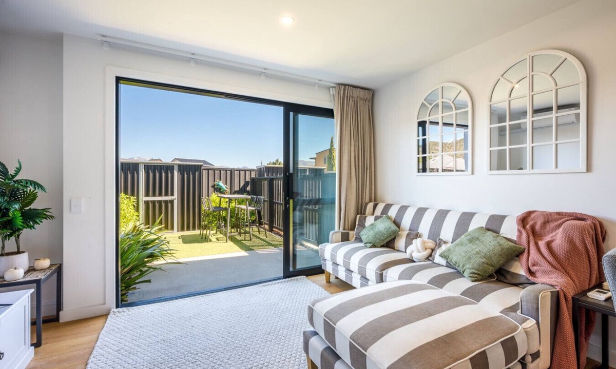 Albert Town Villa | Flexible Bedding Options, Private back Yard, Car Park