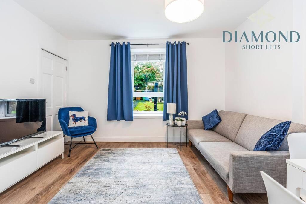 Dunfermline Apartment | FOUNDRY - 2 Bedrooms, Fully Equipped, Free Parking, WiFi, FAVOURITE for Contractors, Long Stays Welcome, Food, Bars, Shops by Diamond Short Lets