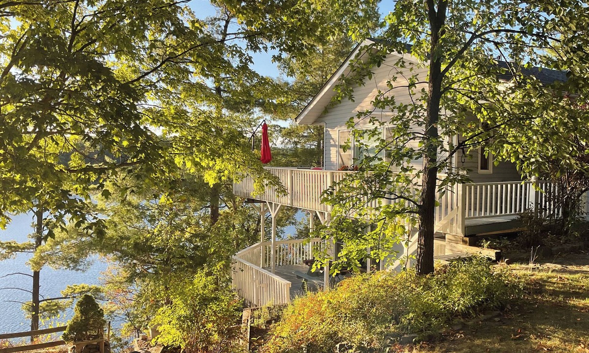 Frontenac Cottage | Four Season Retreat! Spacious 3-bedroom cottage on Desert Lake with WiFi, AC